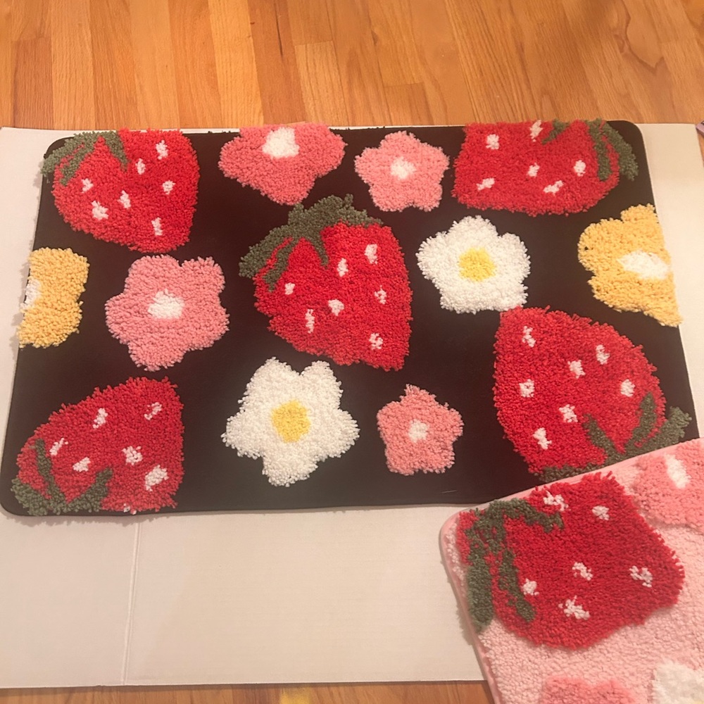 Strawberry Floral Pattern Rugs - Picture 4 of 5